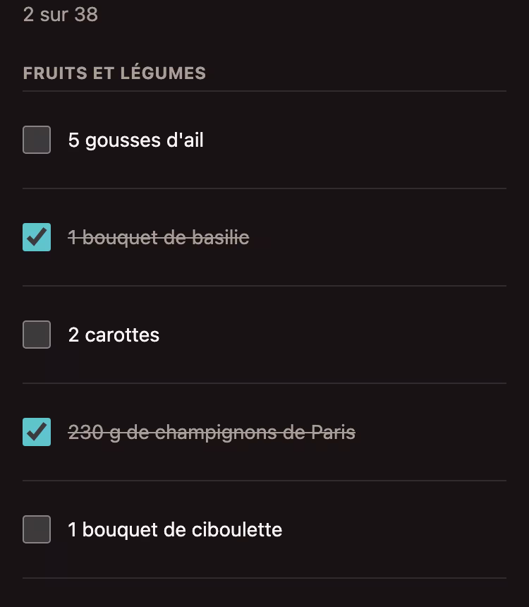 La liste de courses de la semaine dans Tada Menu, triée par rayon : fruits et légumes, avec les quantités venues des menus, dont deux lignes déjà cochées.